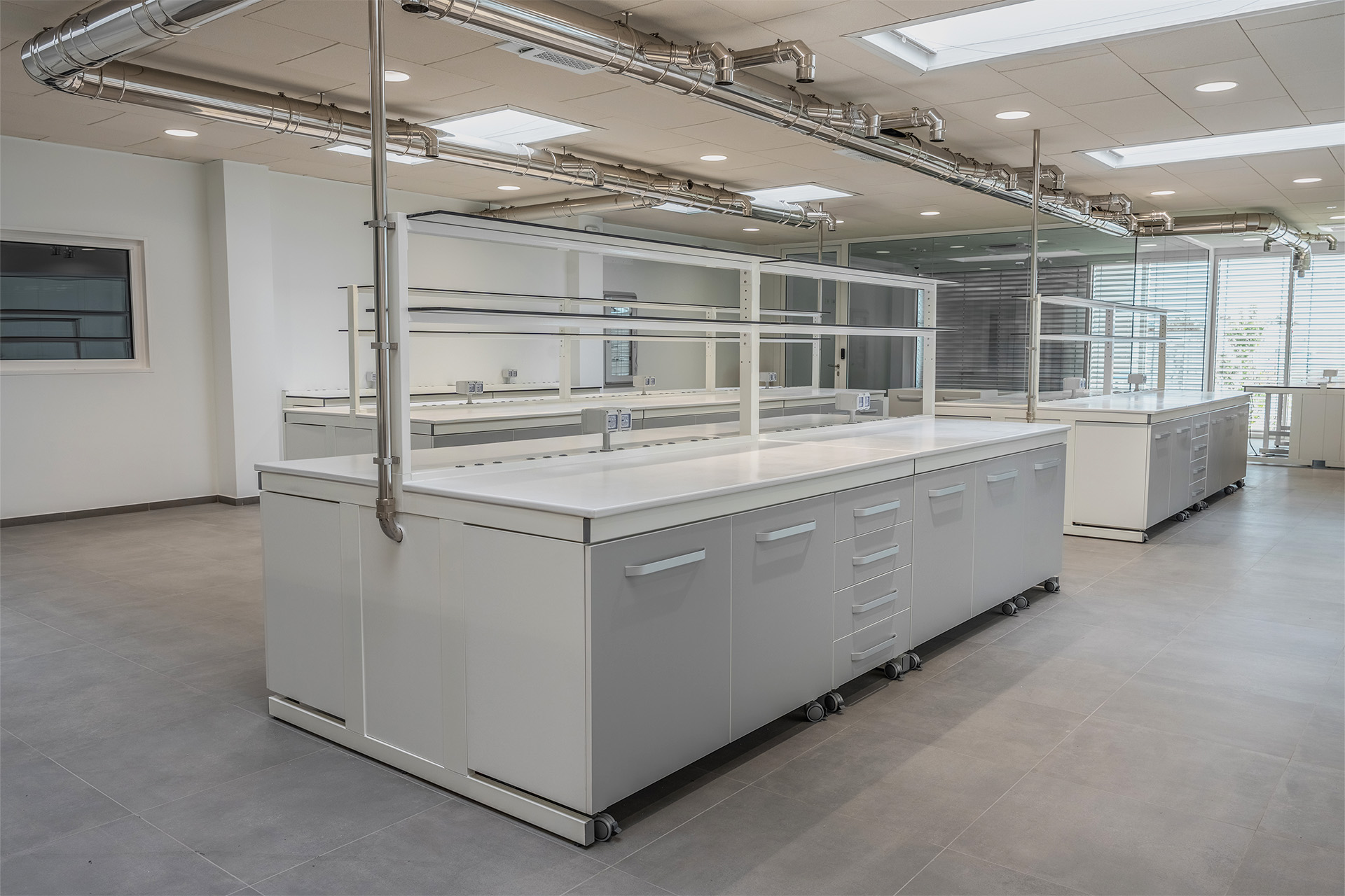 Laboratorio scientifico con banchi tecnici Laboarredo e cappe chimiche certificate EN 14175