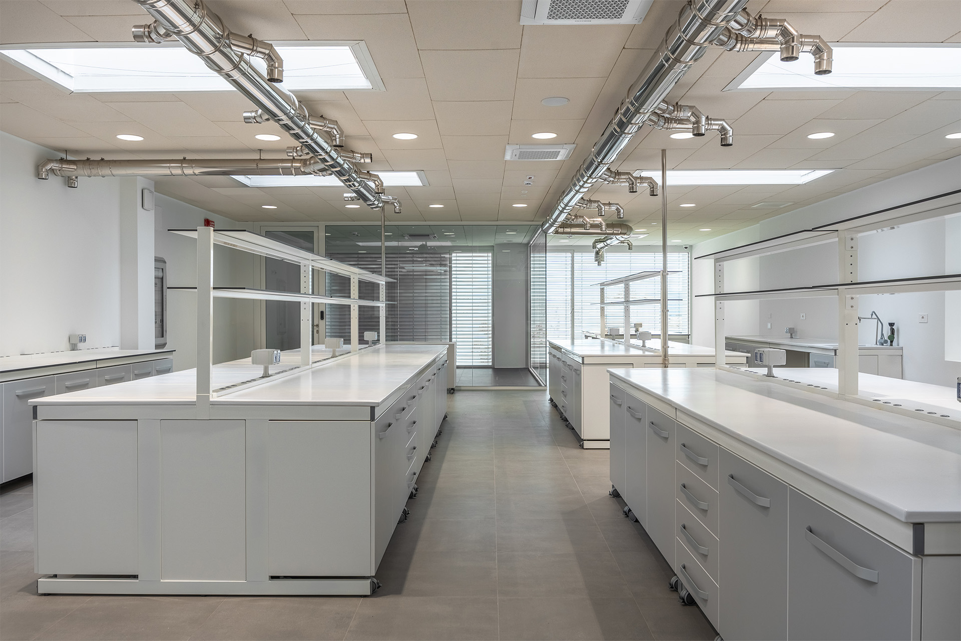 Laboratorio di analisi Laboarredo con banchi tecnici modulari, cappe chimiche e strumentazioni di precisione