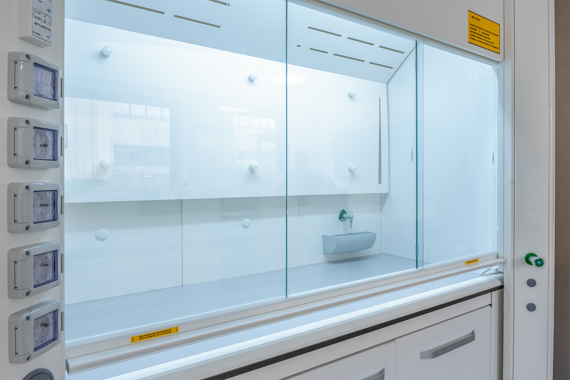 Cappa chimica interno