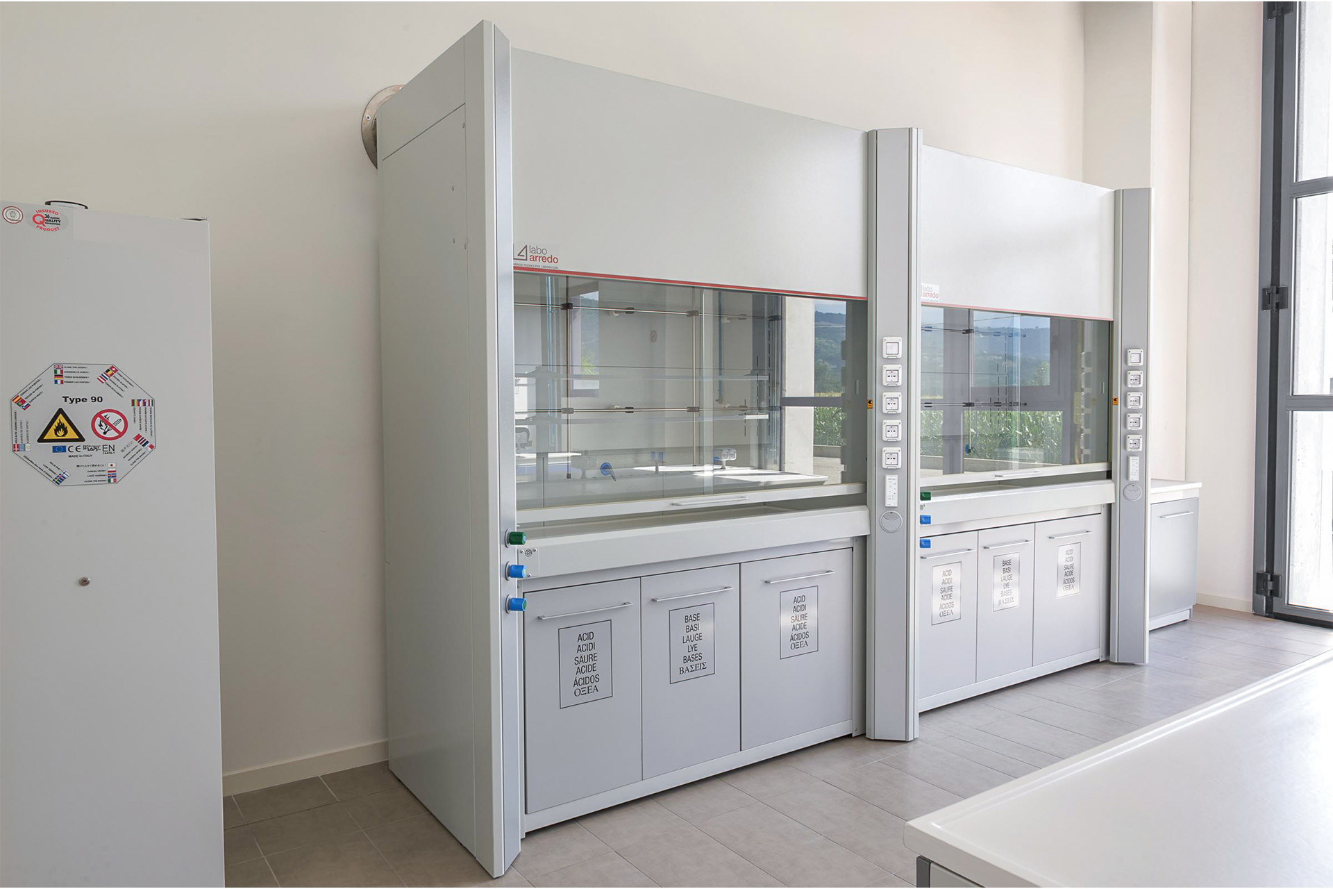 Laboratorio R&D con cappe chimiche da laboratorio certificate e postazioni modulari per ricerca avanzata