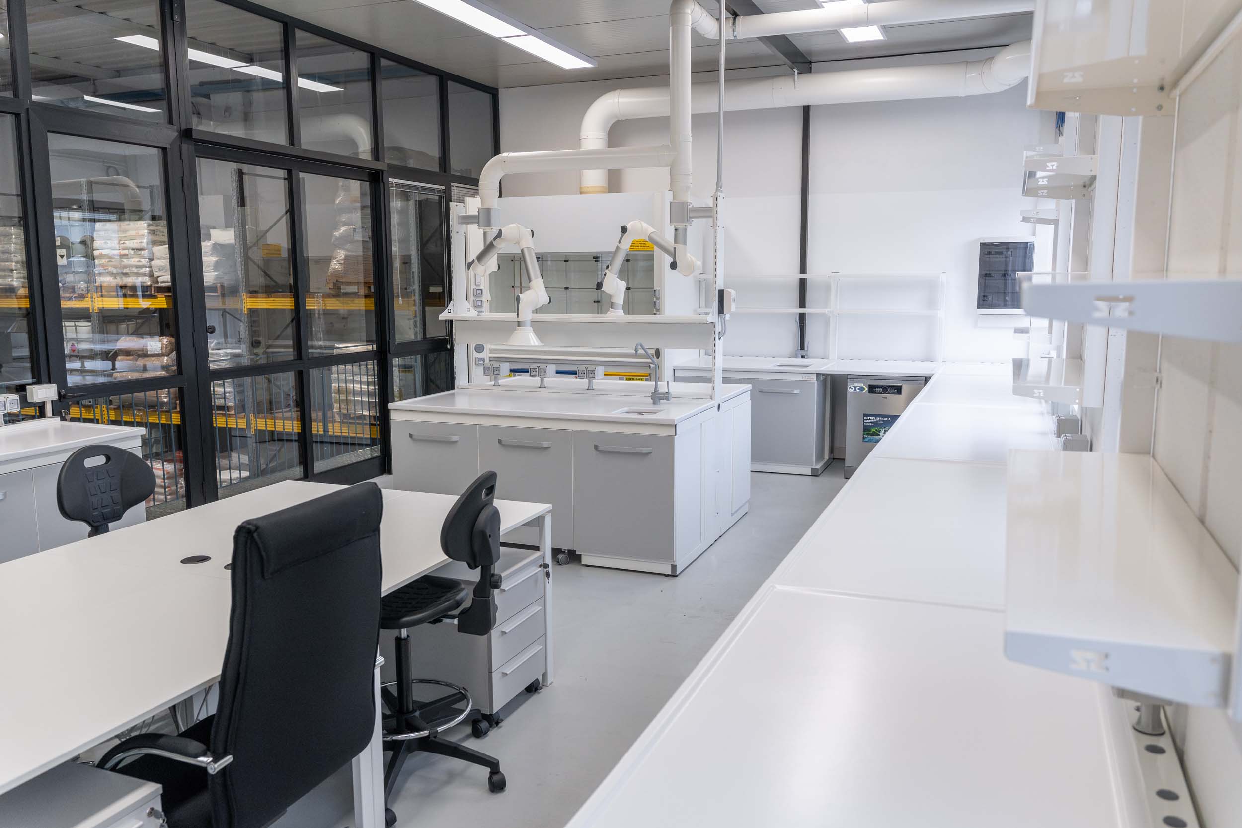 Laboratorio polifunzionale con banchi tecnici, sistema di aspirazione, cappa e lavastoviglie