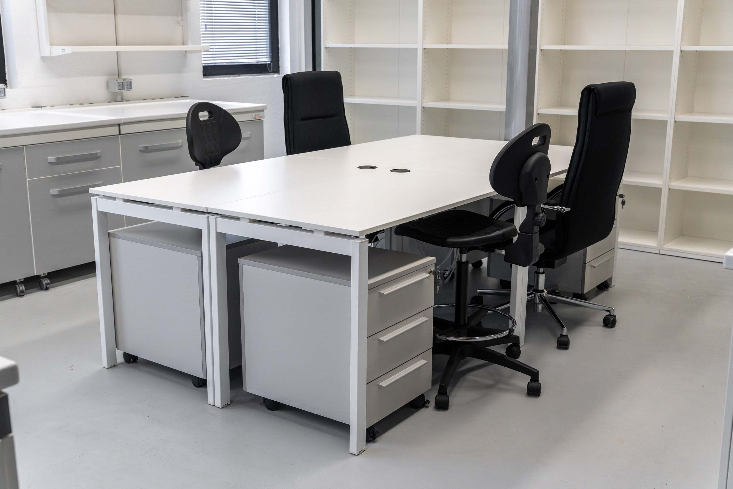 Banchi da laboratori con sedie