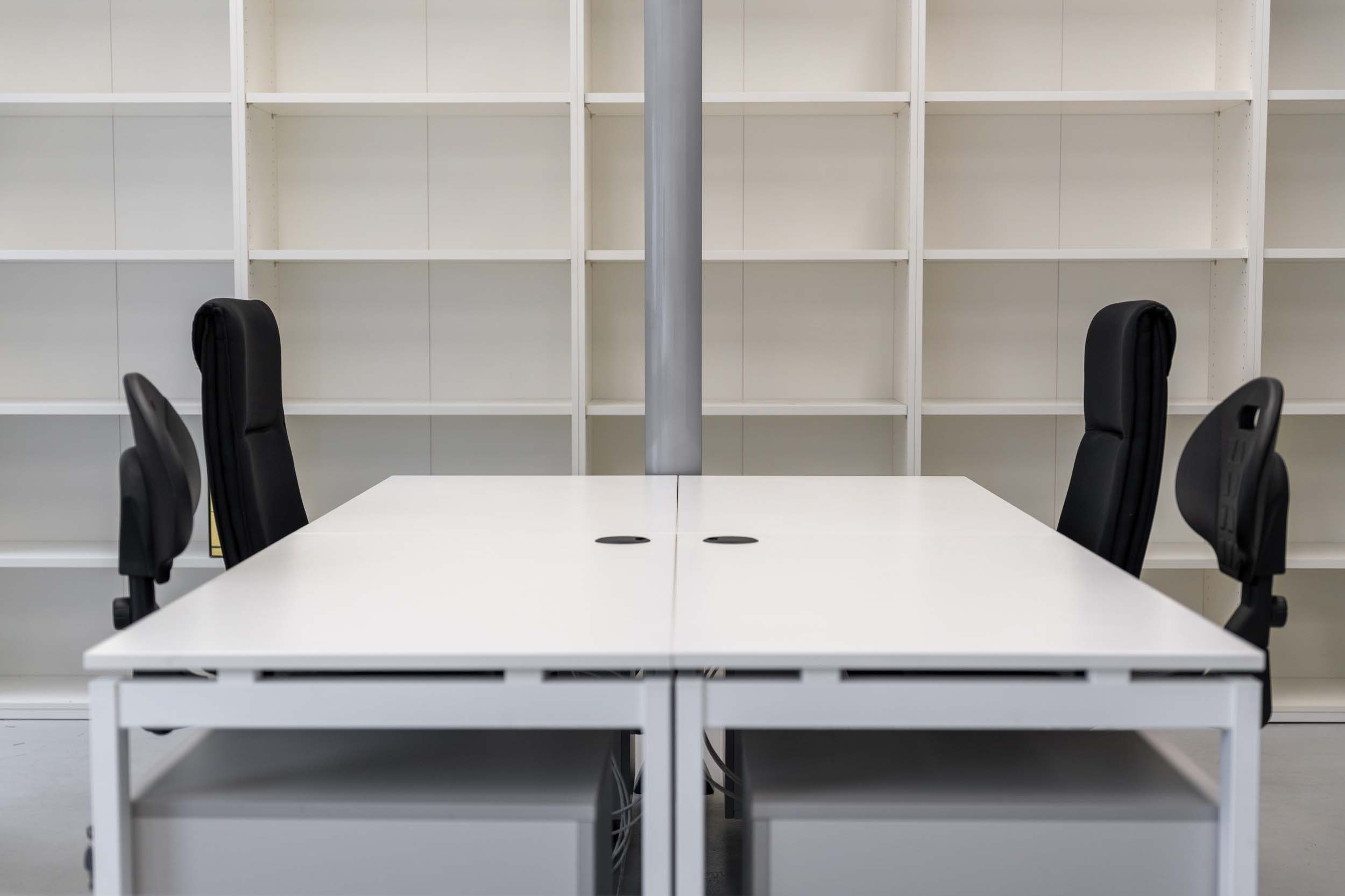 Banchi da laboratori con sedie