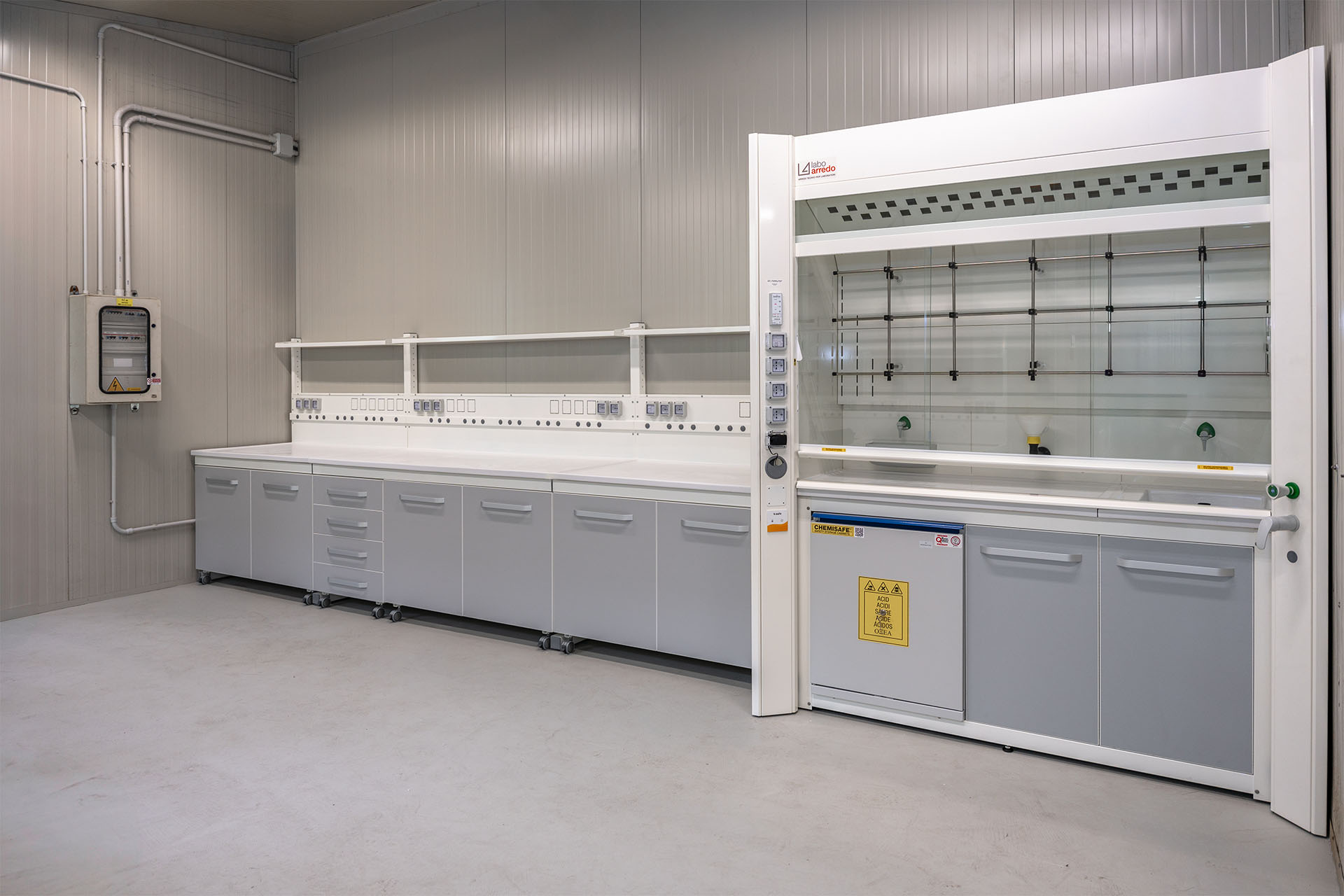 Laboratorio chimico completo con banchi centrali, cappe chimiche EN 14175 e armadi di sicurezza certificati